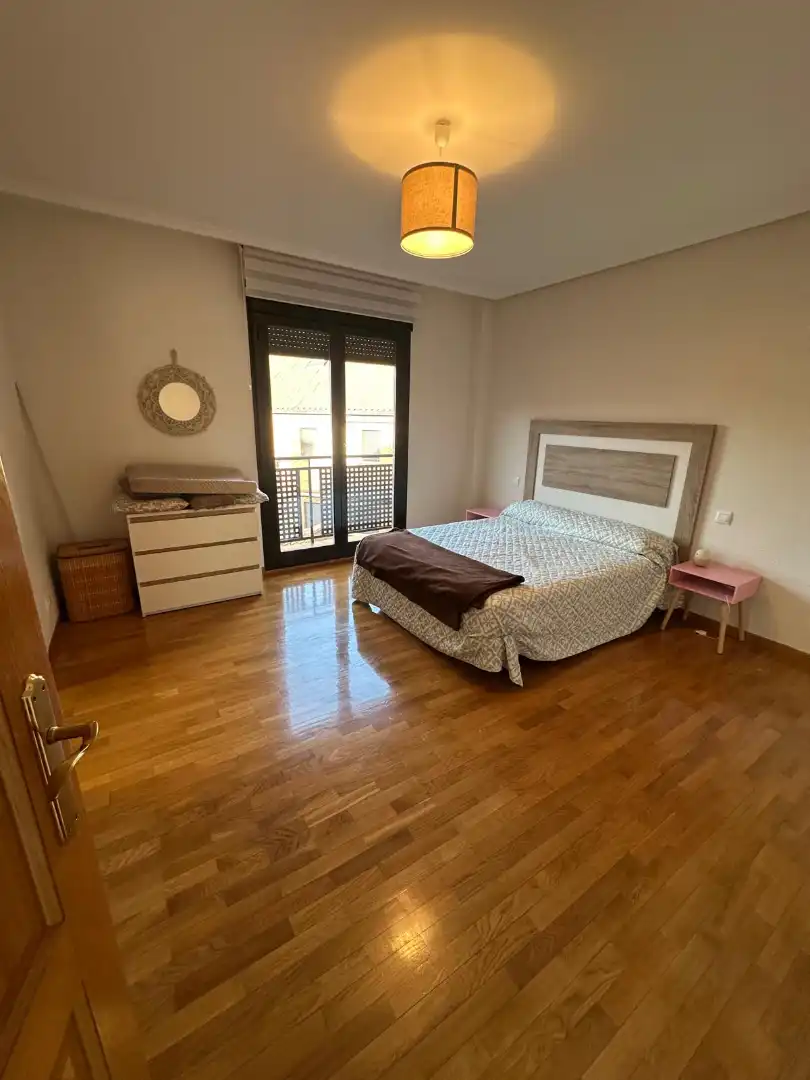 Habitación de Casa adosada en venta en Nájera con Calefacción, Jardín privado y Parquet