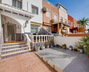 Vista exterior de Casa o xalet en venda en Torrevieja amb Aire condicionat, Jardí privat i Terrassa