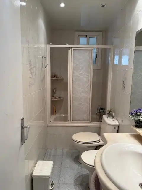 Badezimmer von Wohnung zum Verkauf in Barcelona mit Klimaanlage und Balkon