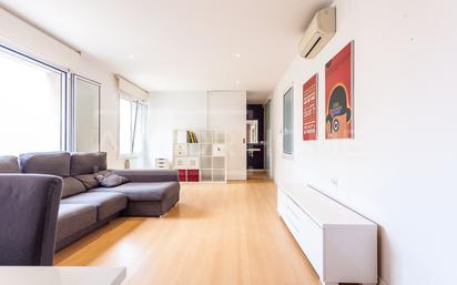 Living room of Flat for sale in  Barcelona Capital  with Air Conditioner, Heating and Furnished