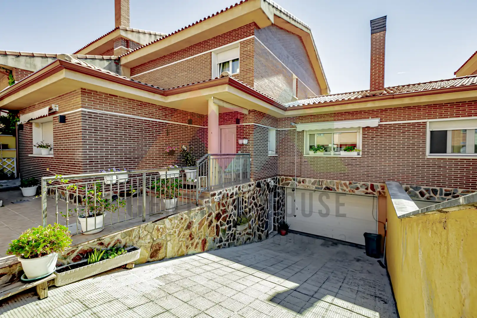Vista exterior de Casa adosada en venta en Guadalajara con Aire acondicionado, Calefacción y Jardín privado