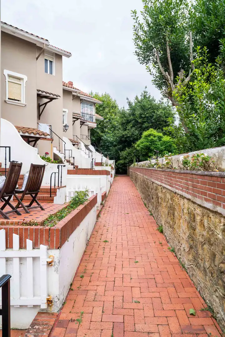 Vista exterior de Casa adosada en venda en Santander amb Calefacció, Parquet i Terrassa