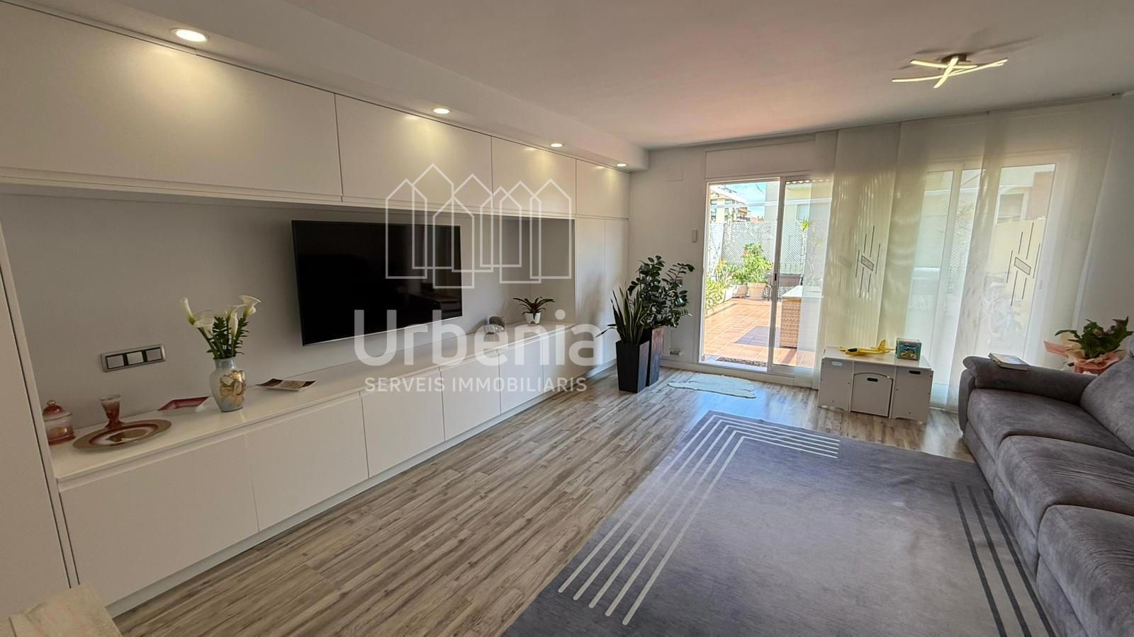 Sala d'estar de Casa o xalet en venda en Pineda de Mar amb Calefacció, Terrassa i Moblat