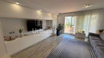 Sala d'estar de Casa o xalet en venda en Pineda de Mar amb Calefacció, Terrassa i Moblat