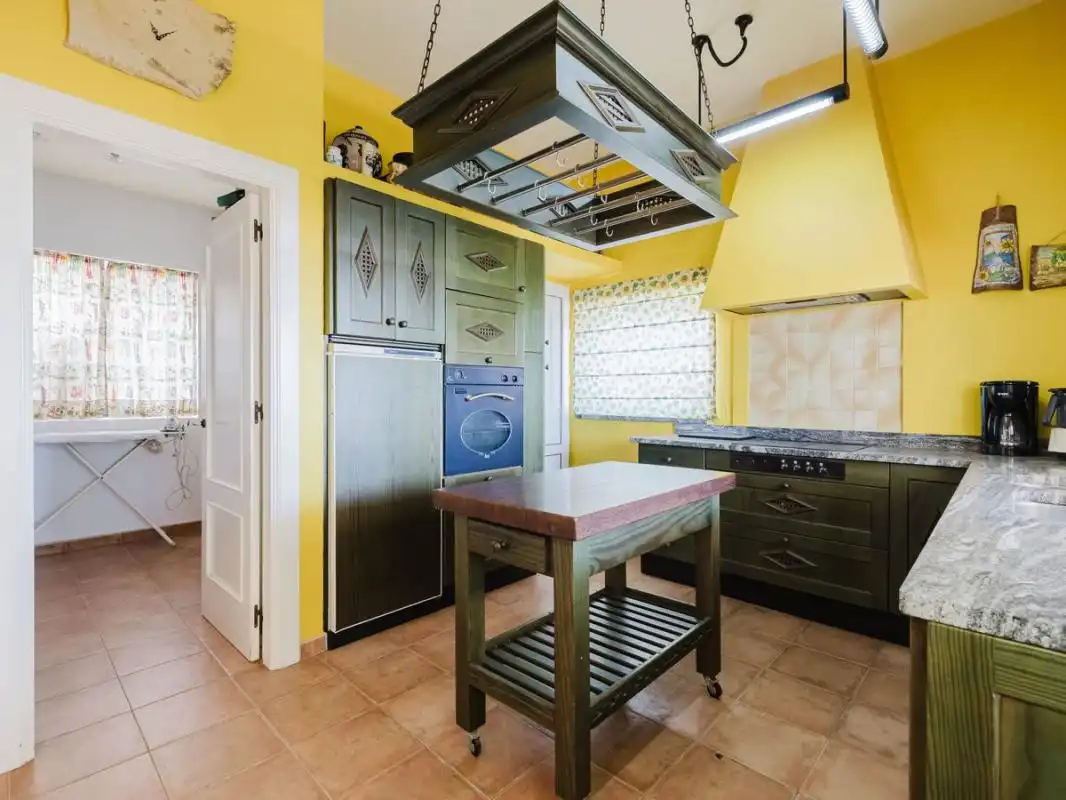 Cuina de Casa o xalet en venda en Torrox amb Aire condicionat, Calefacció i Jardí privat