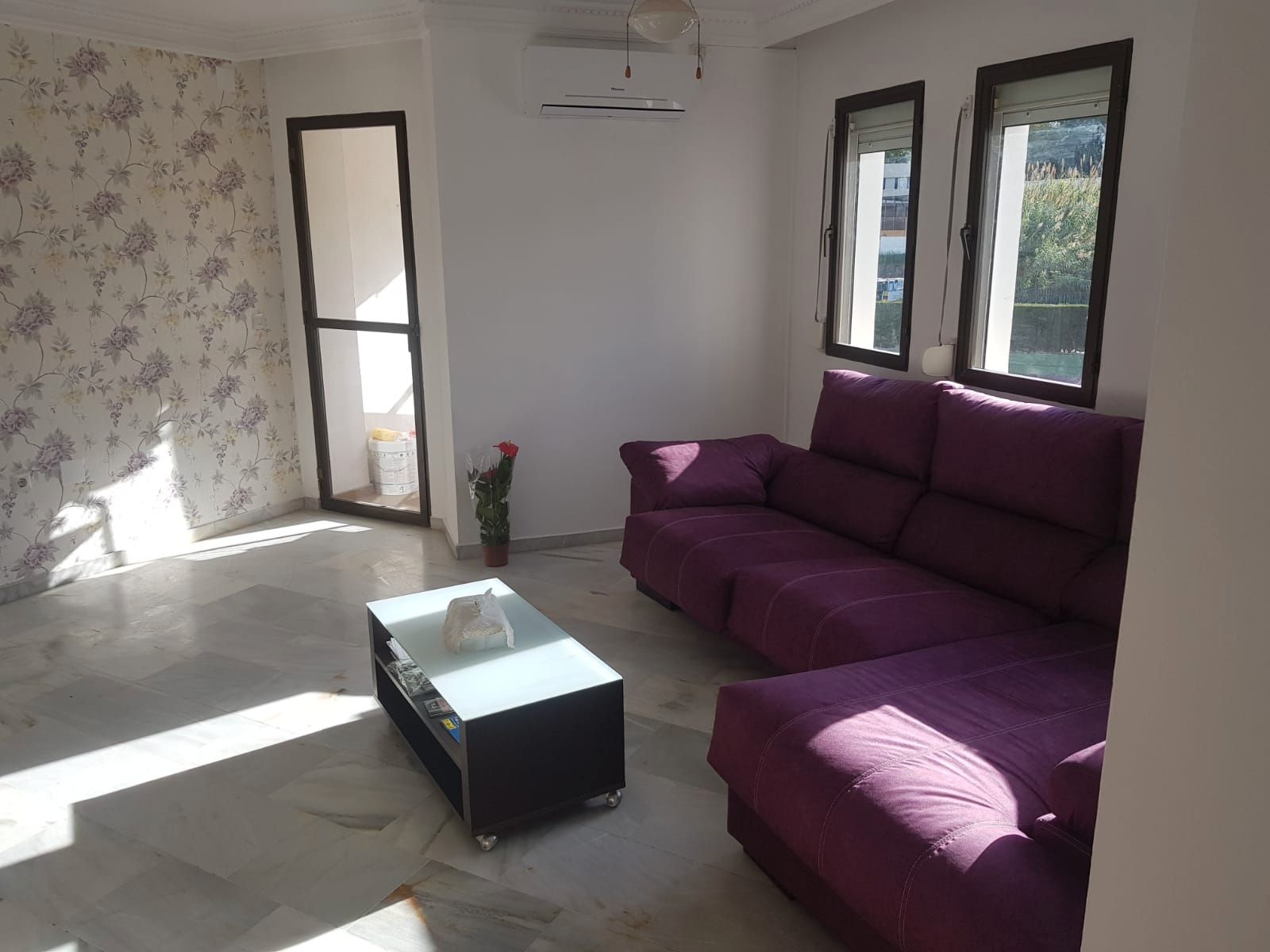 Sala d'estar de Apartament en venda en Fuengirola amb Aire condicionat, Terrassa i Moblat