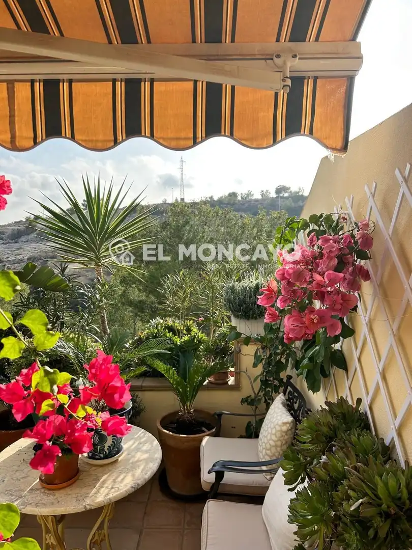 Terrassa de Casa adosada en venda en Orihuela amb Aire condicionat, Calefacció i Jardí privat