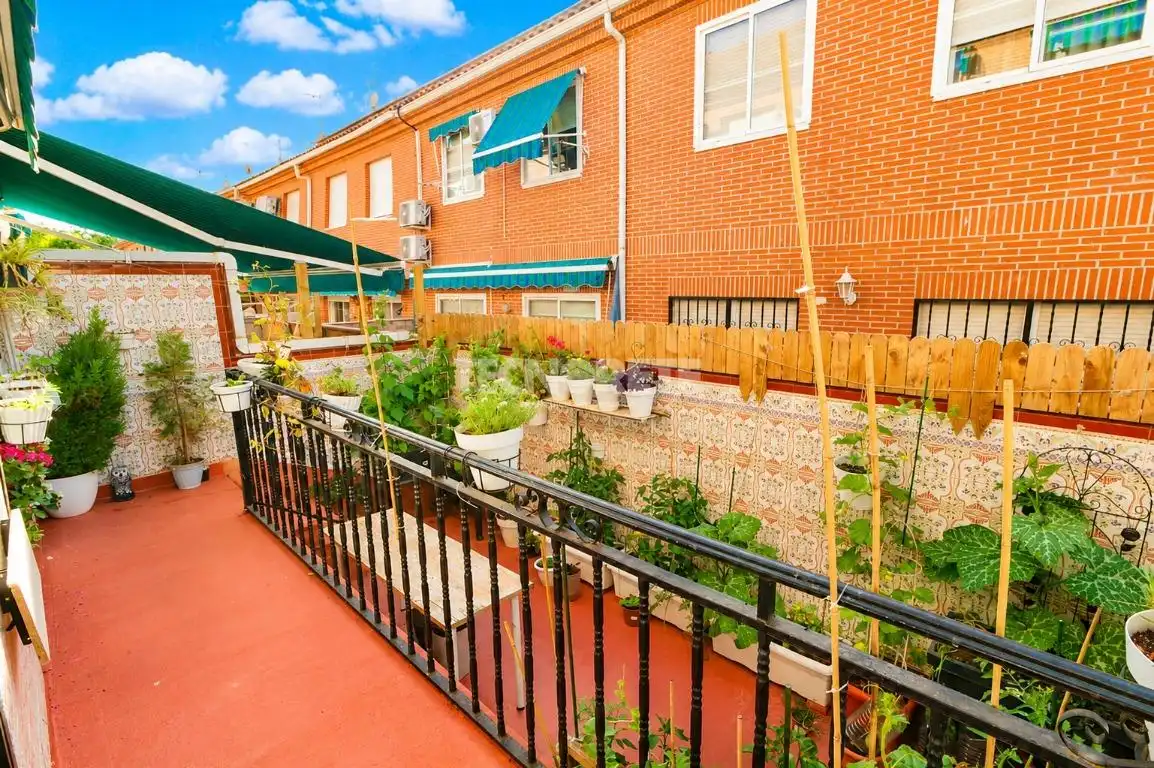 Terrasse von Einfamilien-Reihenhaus zum Verkauf in Toledo mit Klimaanlage, Heizung und Privatgarten