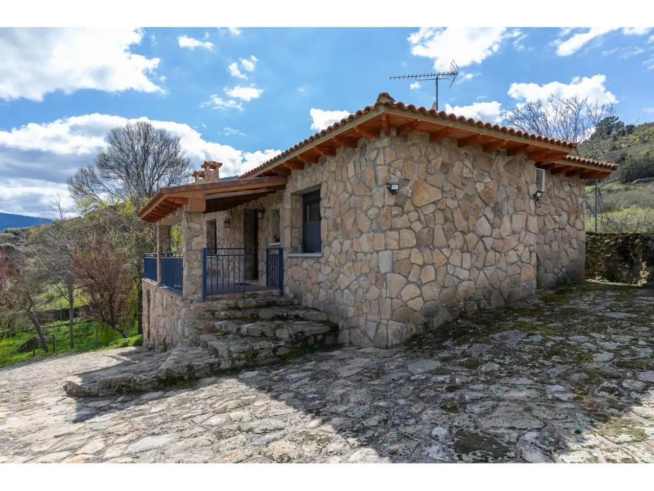 Außenansicht von Haus oder Chalet zum Verkauf in El Tiemblo  mit Klimaanlage, Heizung und Privatgarten