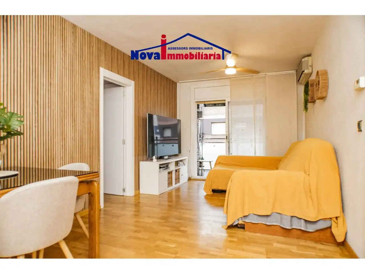 Sala de estar de Piso en venta en Sant Boi de Llobregat con Aire acondicionado, Calefacción y Parquet