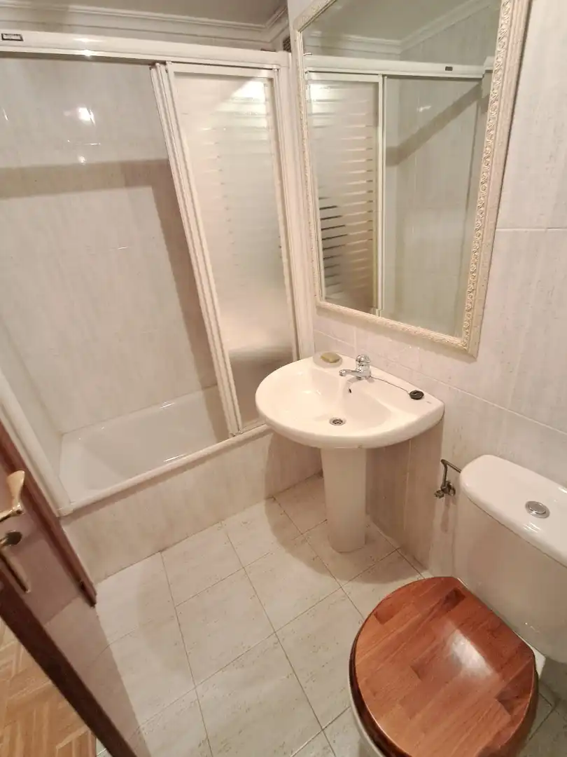 Badezimmer von Wohnung zum Verkauf in Valle de Trápaga-Trapagaran mit Heizung, Abstellraum und Möbliert