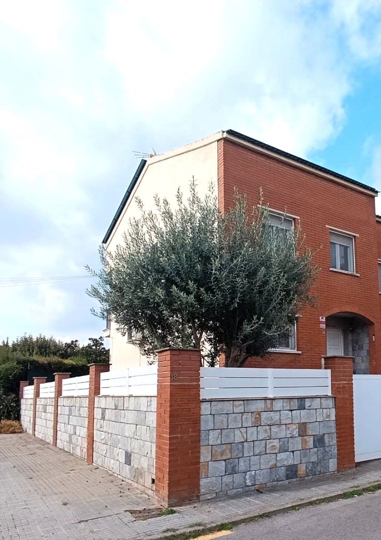 Exterior view of Single-family semi-detached for sale in Palau-solità i Plegamans  with Air Conditioner, Heating and Private garden