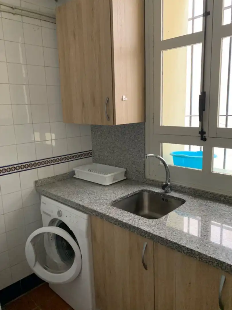 Cuina de Pis de lloguer en Granada amb Moblat i Balcó