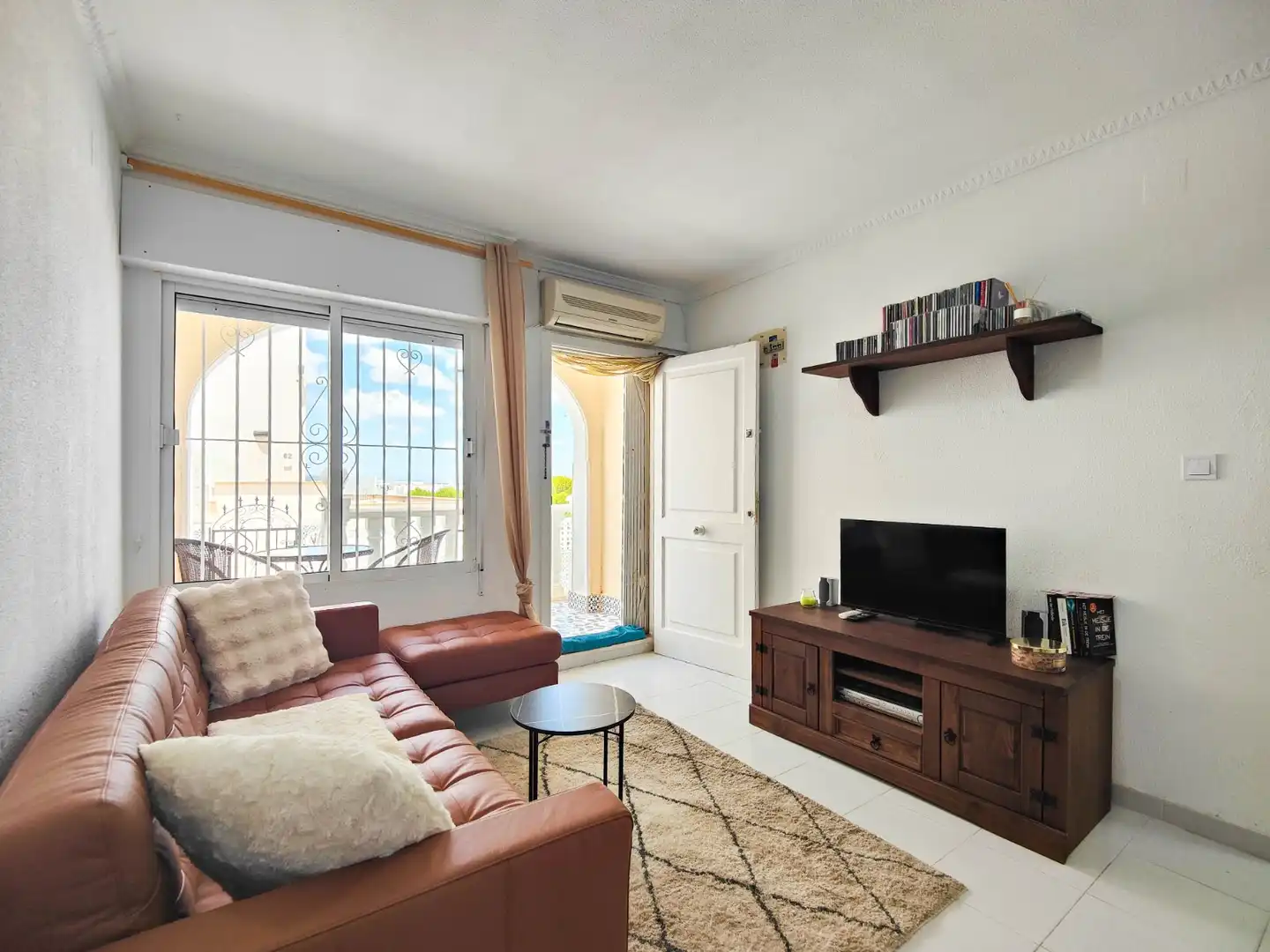 Wohnzimmer von Einfamilien-Reihenhaus zum Verkauf in Torrevieja mit Klimaanlage, Privatgarten und Terrasse