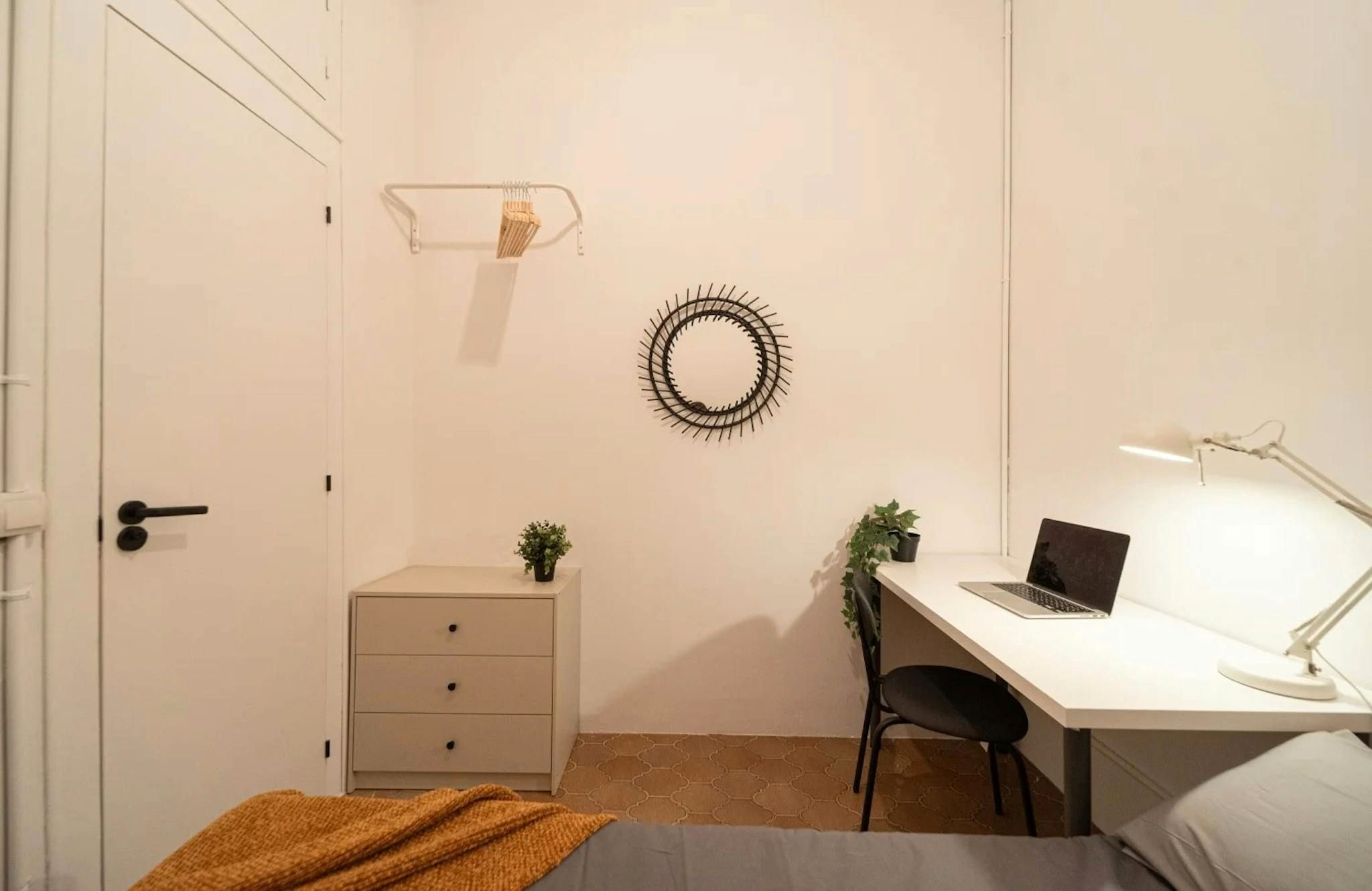 Bedroom of Flat to share in  Barcelona Capital  with Heating and Washing machine