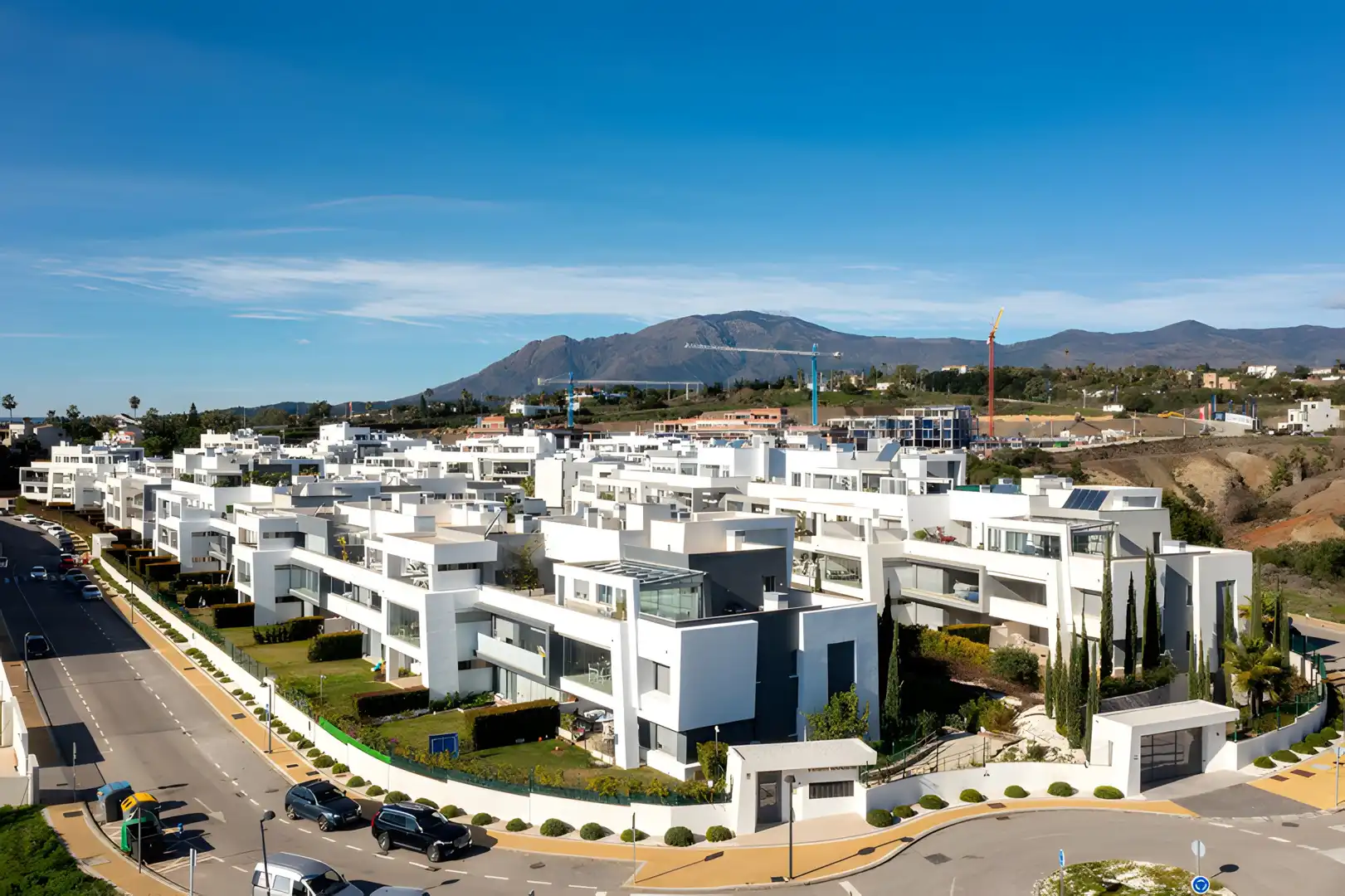 Vista exterior de Apartament en venda en Estepona amb Aire condicionat, Jardí privat i Terrassa