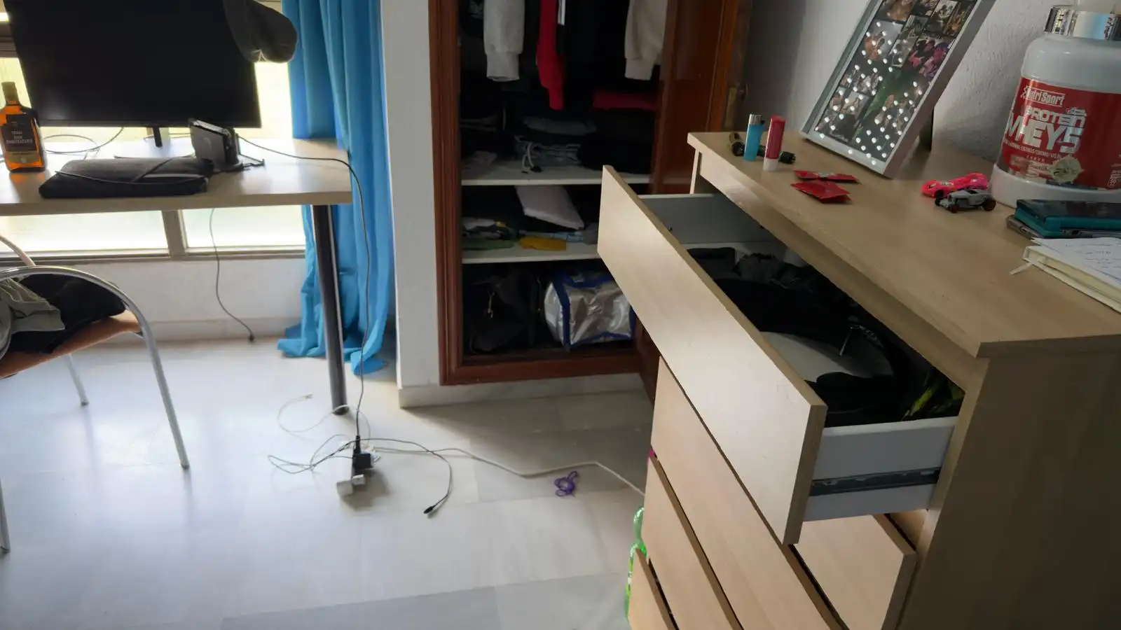 Habitación de Piso para compartir en Granada con Calefacción, Terraza y Amueblado