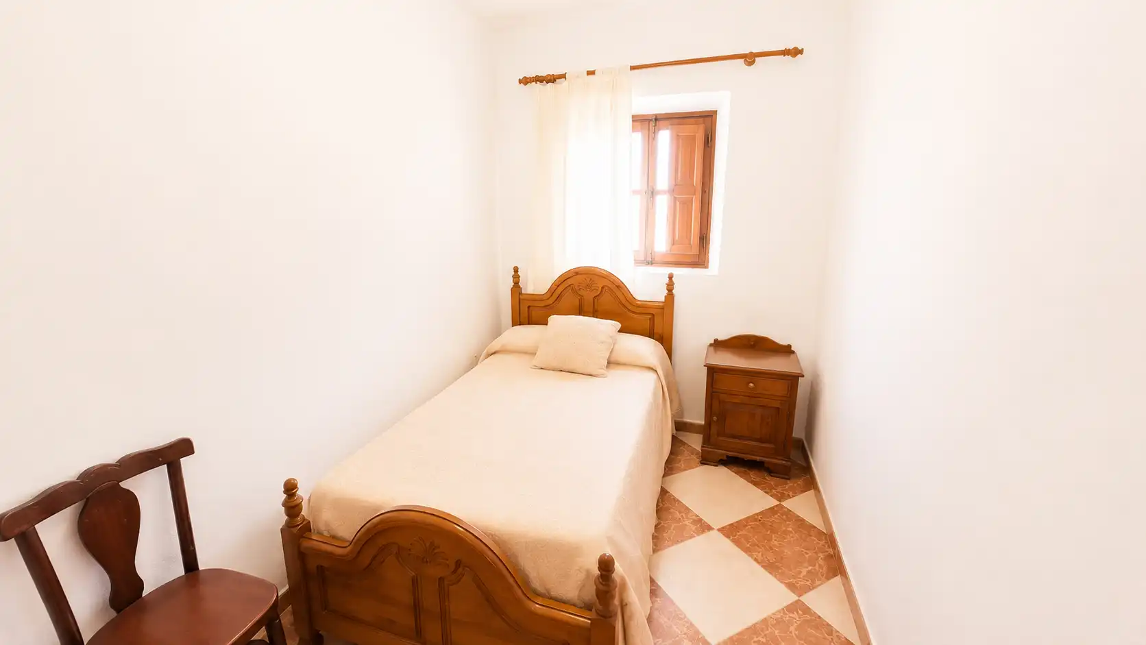 Schlafzimmer von Einfamilien-Reihenhaus zum Verkauf in Vélez de Benaudalla mit Privatgarten, Terrasse und Möbliert