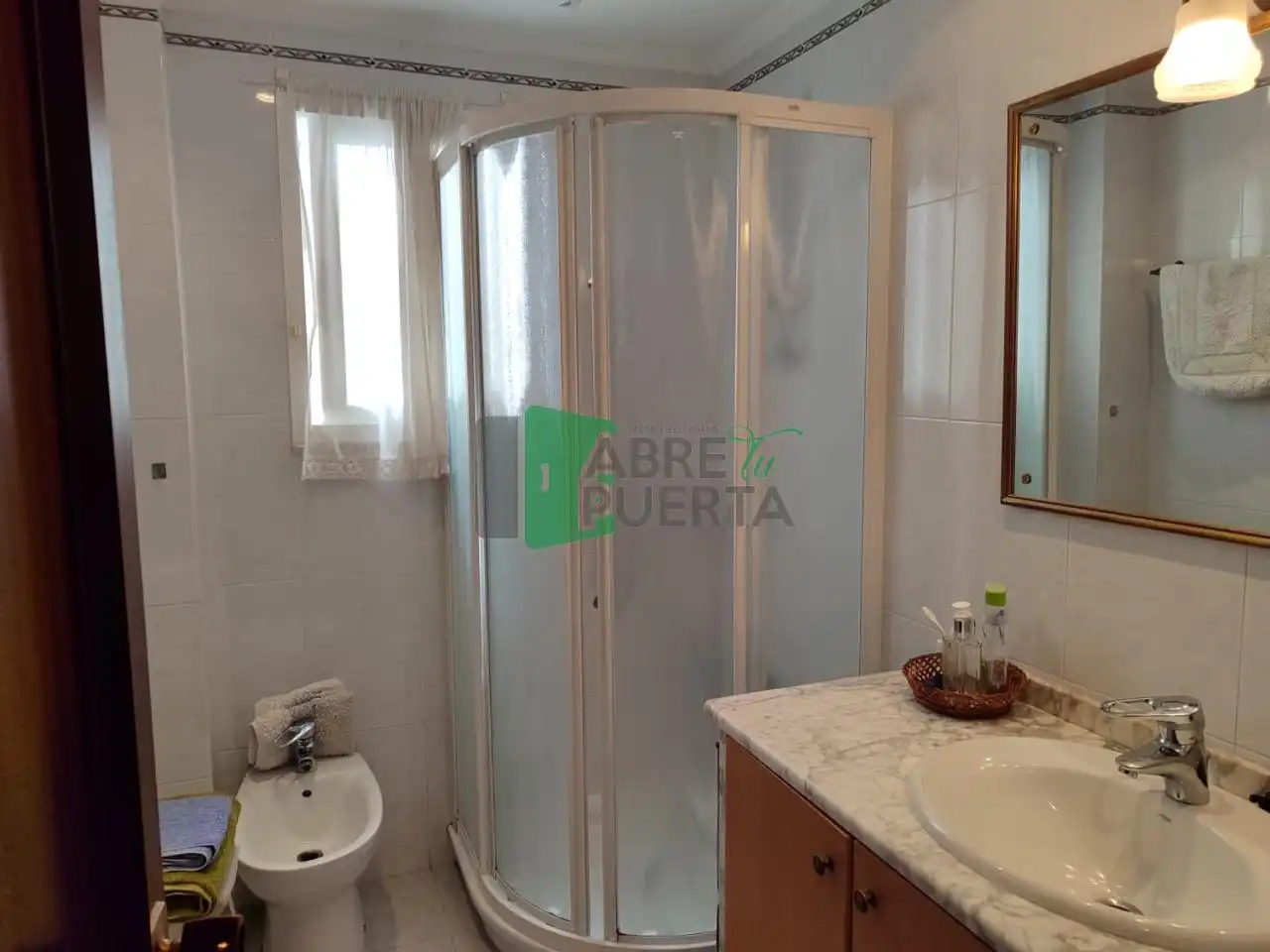 Bathroom of Flat for sale in Ourense Capital   with Heating, Parquet flooring and Storage room