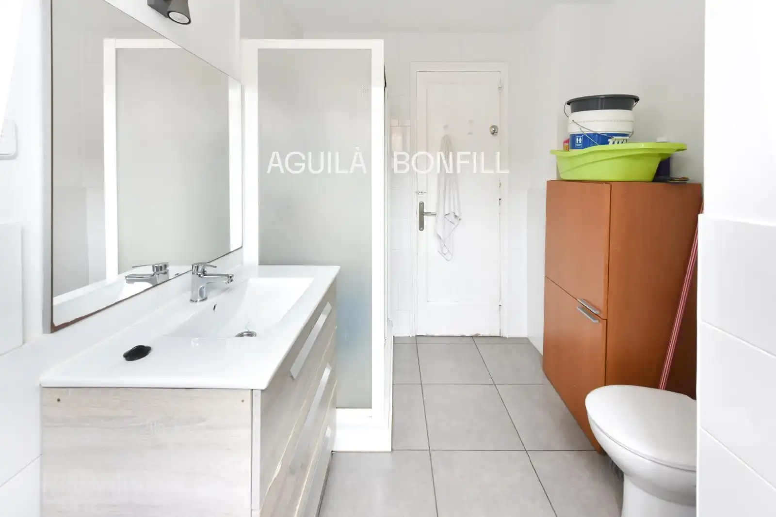 Bathroom of Flat for sale in Barcelona