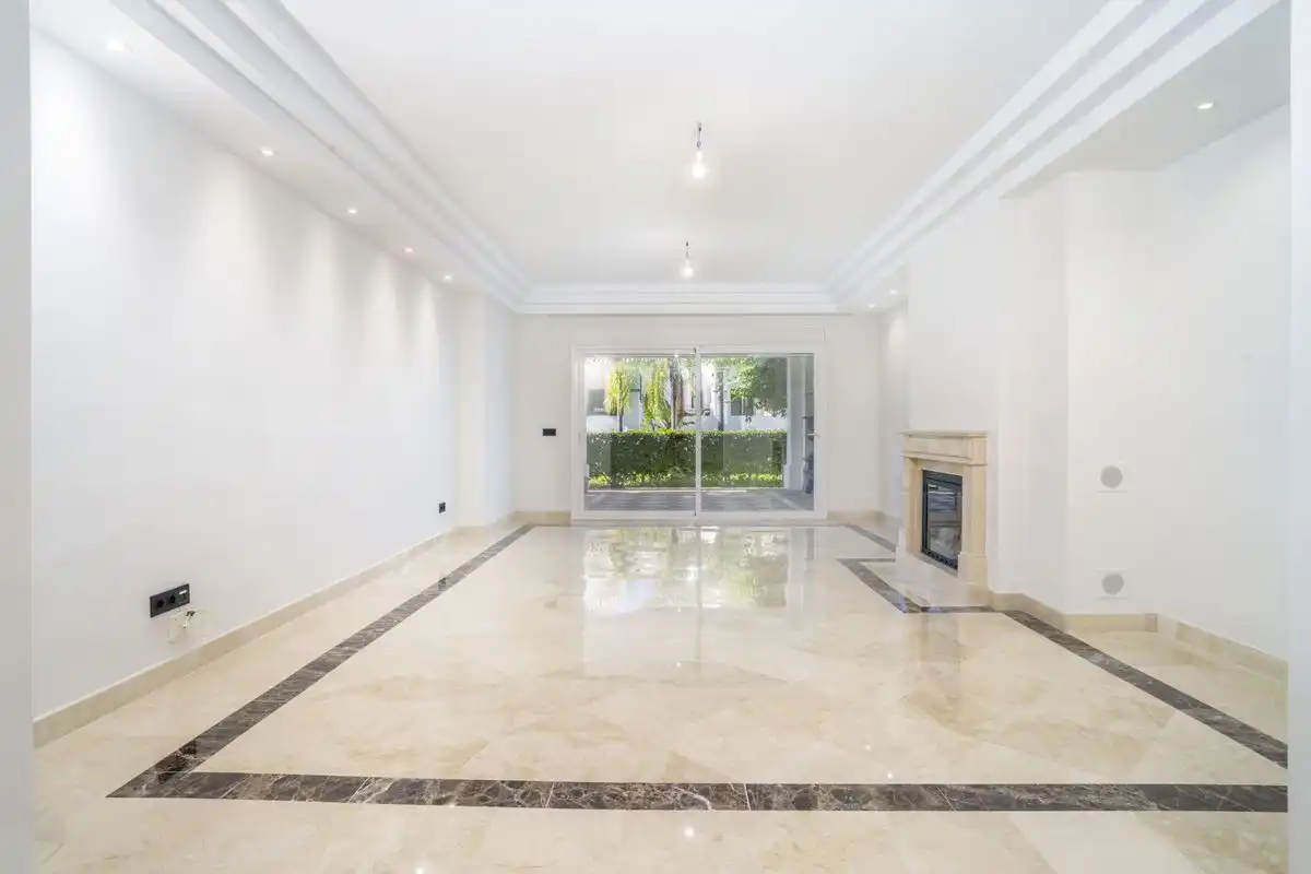 Sala d'estar de Planta baixa en venda en Marbella amb Aire condicionat, Calefacció i Jardí privat