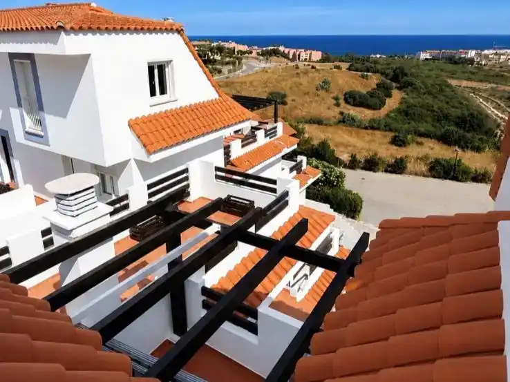 Vista exterior de Àtic en venda en Manilva amb Piscina i Balcó