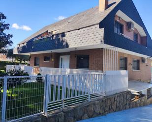 Vista exterior de Casa o xalet en venda en Villaviciosa de Odón amb Aire condicionat, Terrassa i Piscina
