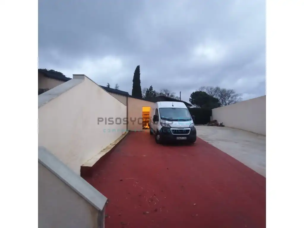 Aparcament de Casa o xalet en venda en La Muela amb Jardí privat i Terrassa