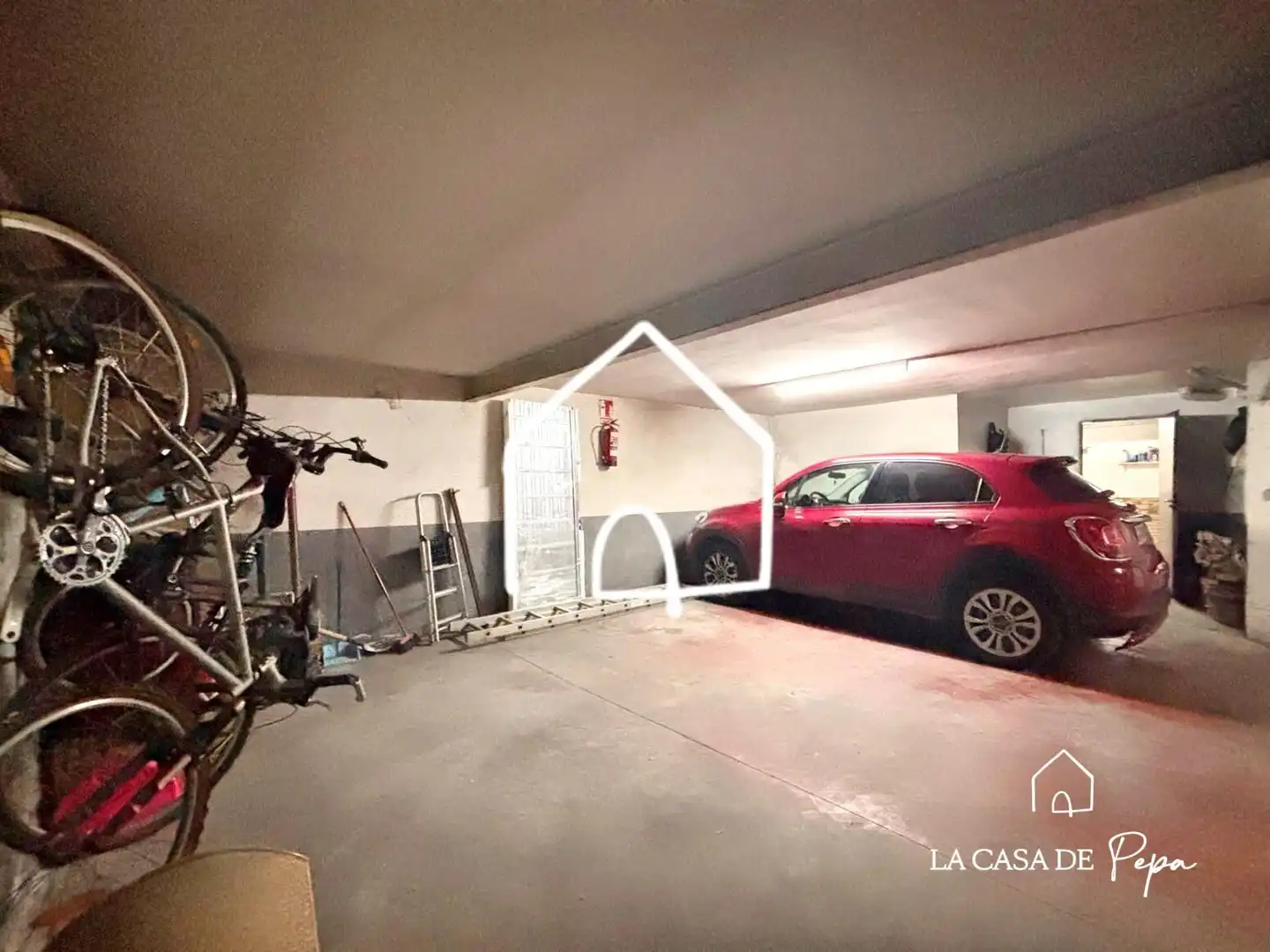 Parking de Casa adosada en venta en Viladecans con Aire acondicionado, Calefacción y Jardín privado