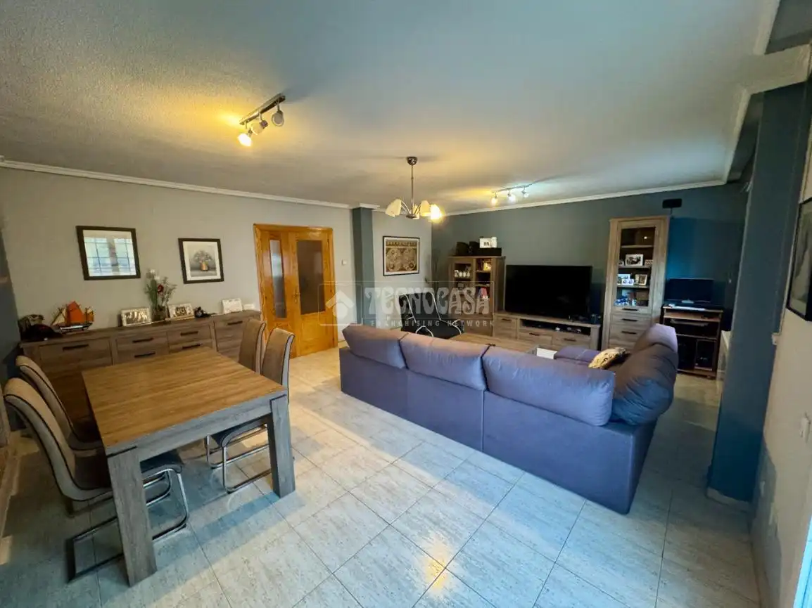 Sala de estar de Casa adosada en venta en Villanueva de la Torre con Aire acondicionado