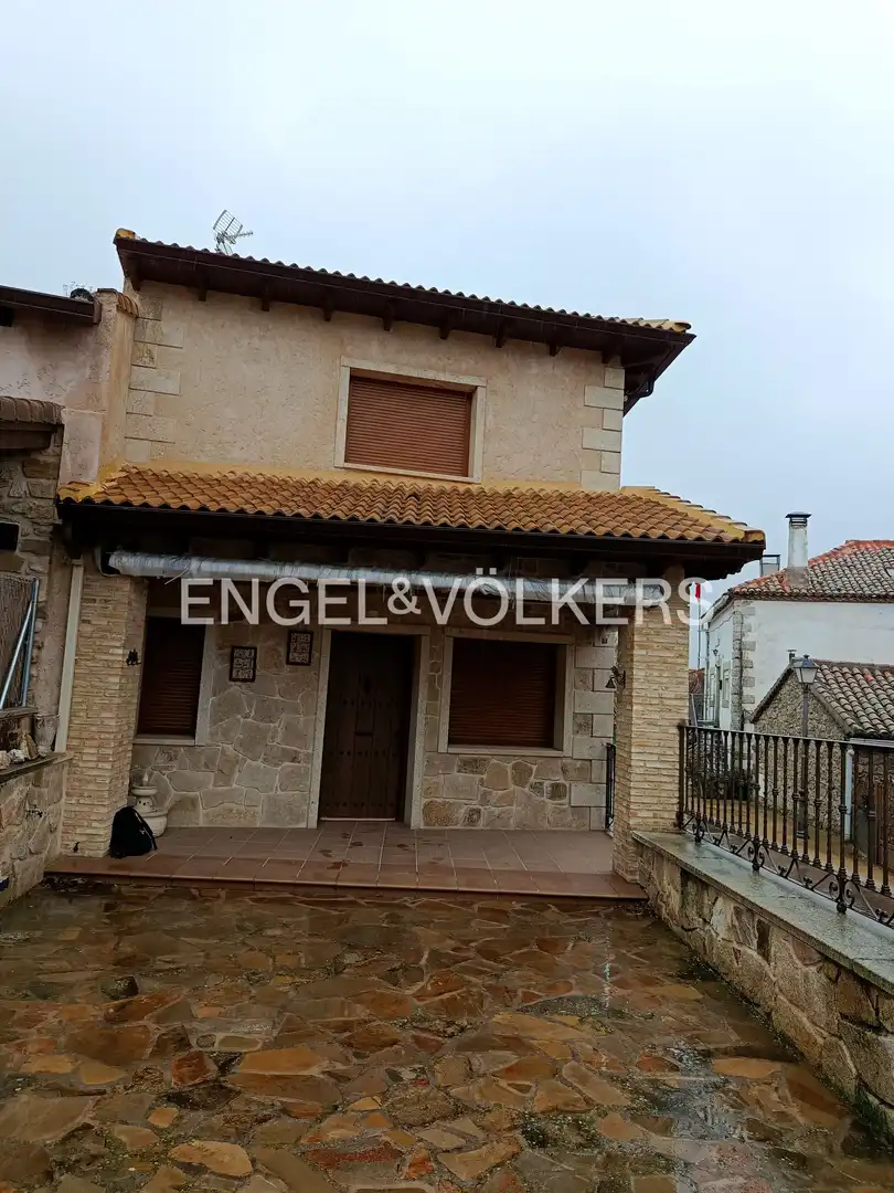 Vista exterior de Casa adosada en venda en Navarredonda y San Mamés amb Calefacció, Parquet i Moblat