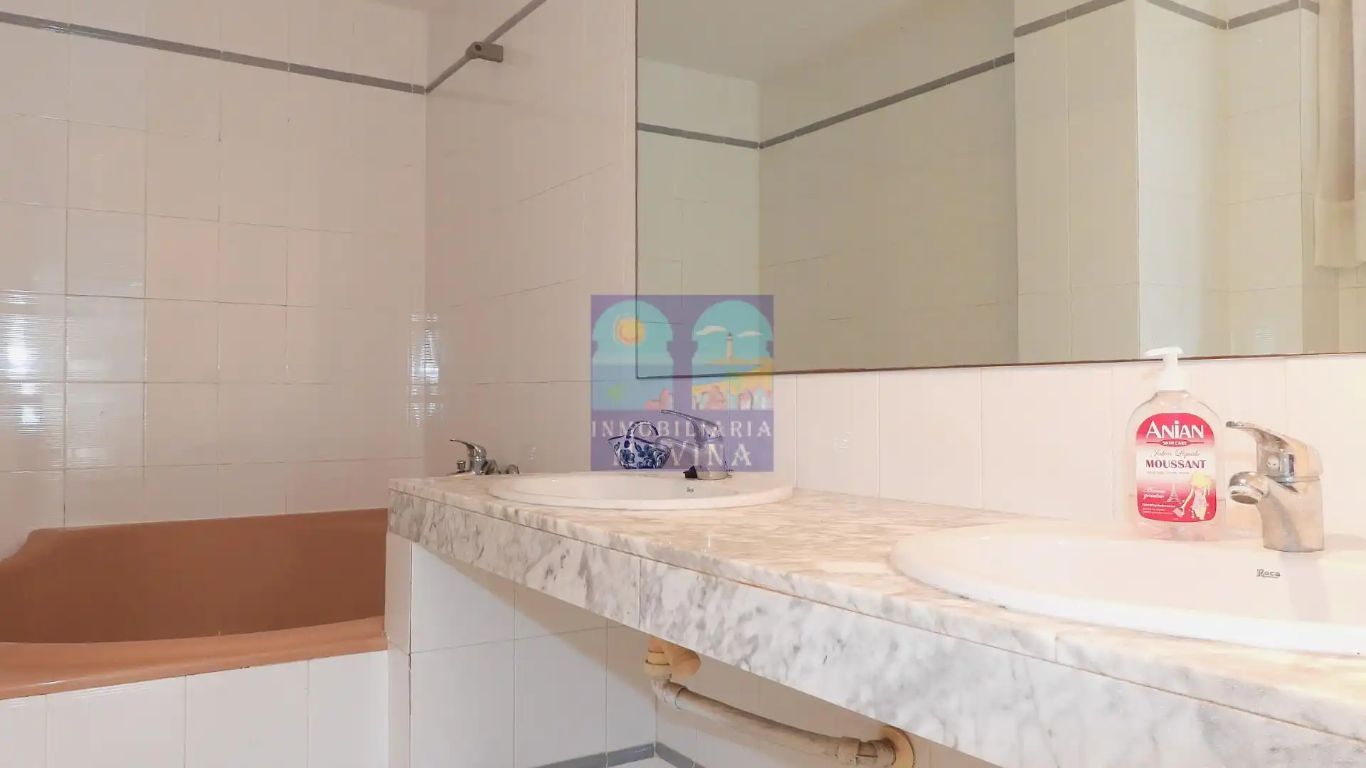 Badezimmer von Einfamilien-Reihenhaus zum Verkauf in La Manga del Mar Menor mit Heizung, Privatgarten und Terrasse