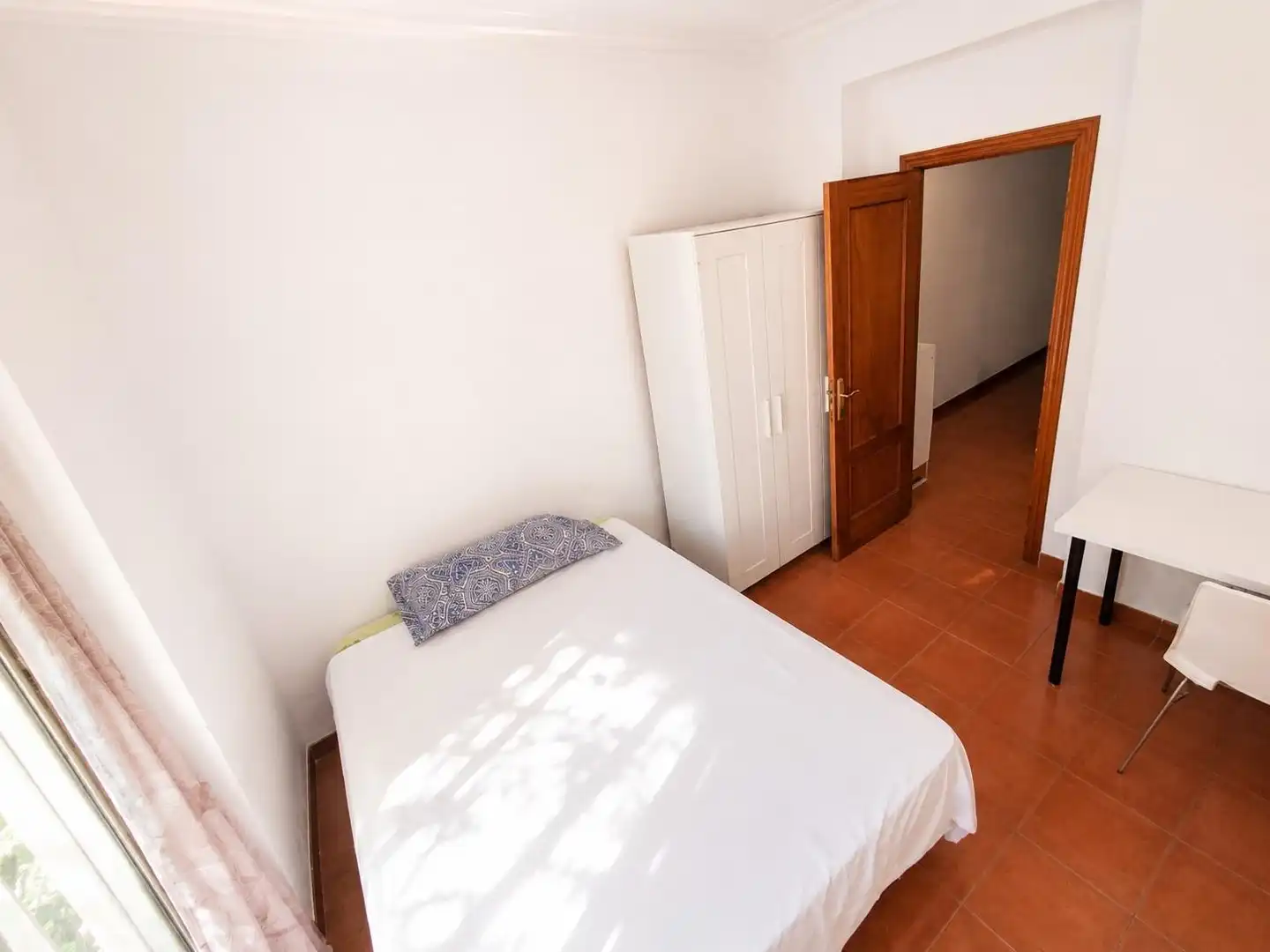 Schlafzimmer von Wohnung zur Miete in Madrid mit Heizung, Möbliert und Balkon