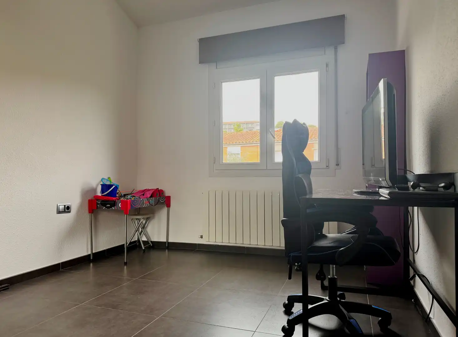 Dormitori de Casa adosada en venda en Girona amb Aire condicionat, Calefacció i Jardí privat