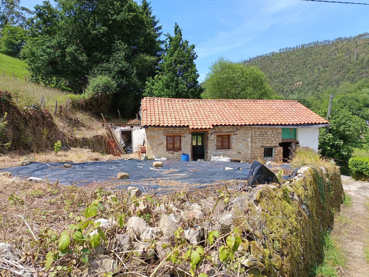 Vista exterior de Casa o xalet en venda en Los Corrales de Buelna  amb Jardí privat i Traster
