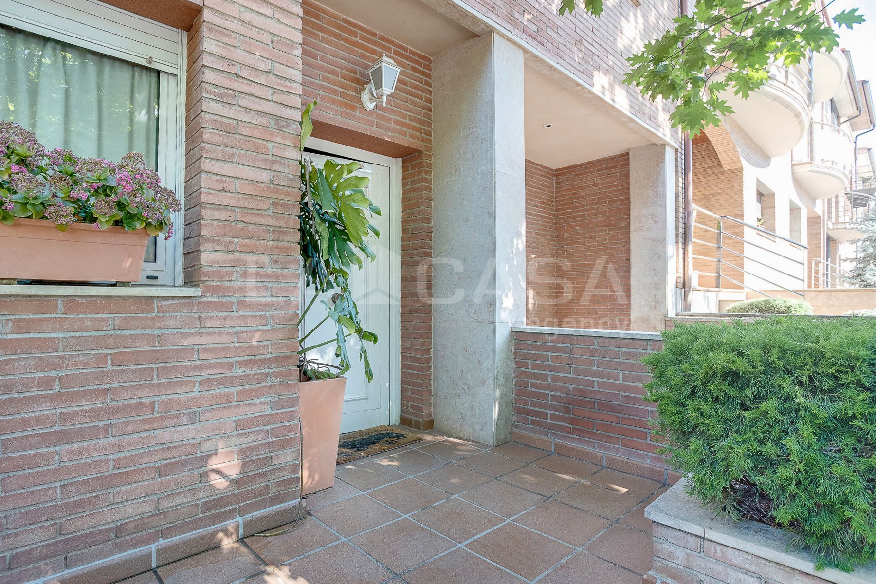 Vista exterior de Casa adosada en venda en Granollers amb Aire condicionat, Calefacció i Jardí privat