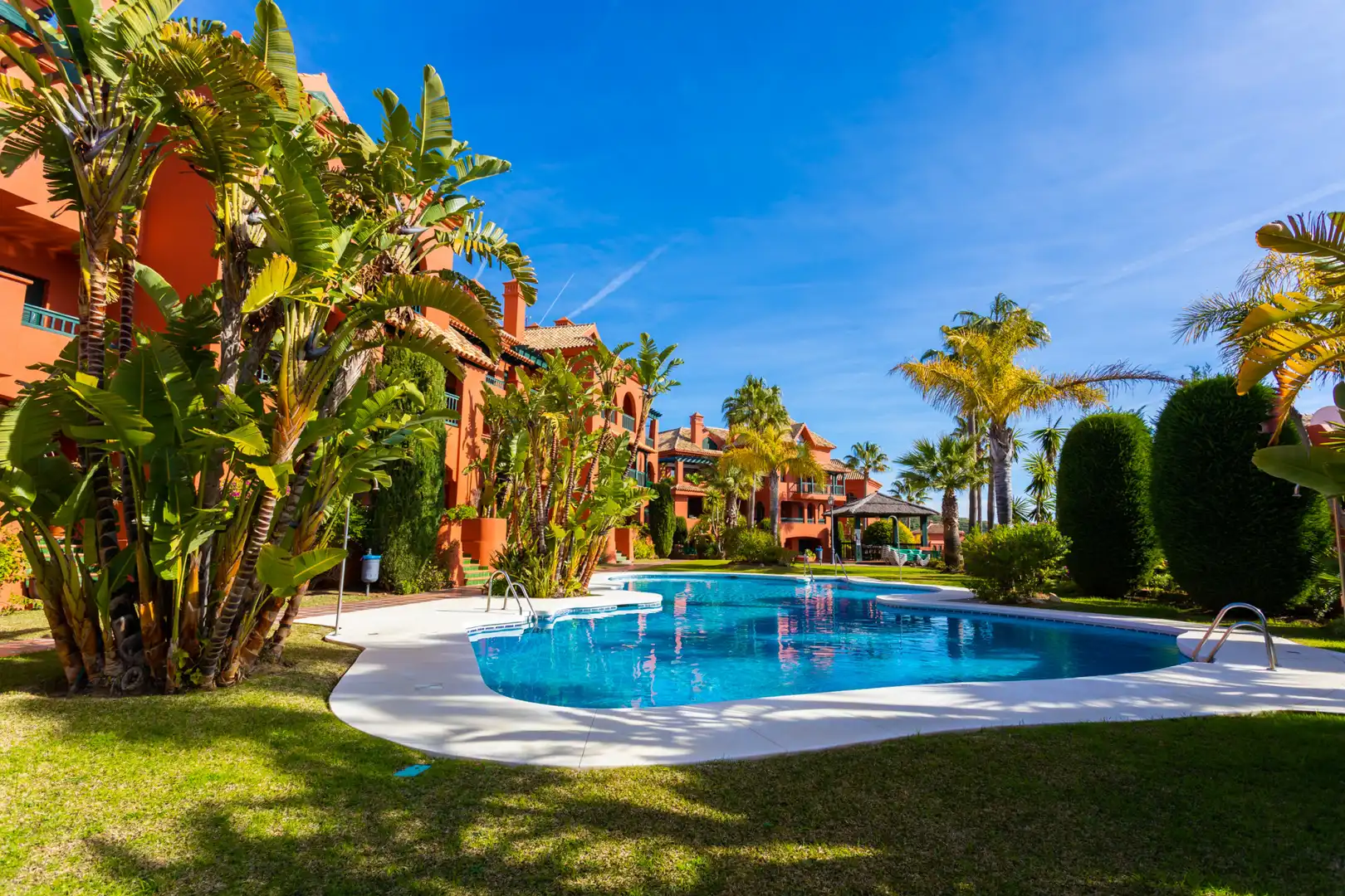 Apartment with pool for sale in Calahonda