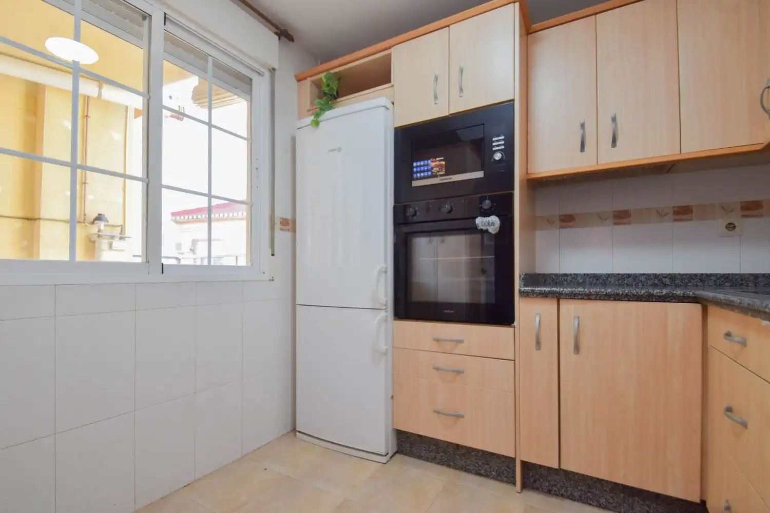 Cocina de Dúplex en venta en Cúllar Vega con Terraza, Trastero y Amueblado