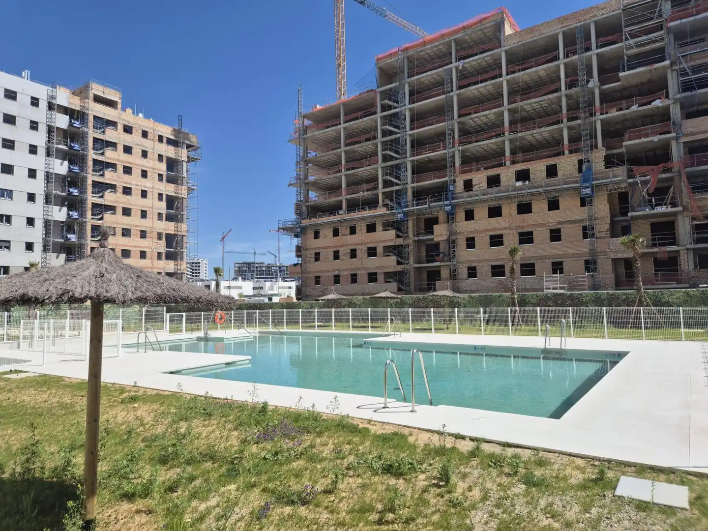 Schwimmbecken von Wohnung zur Miete in Dos Hermanas mit Klimaanlage, Heizung und Terrasse