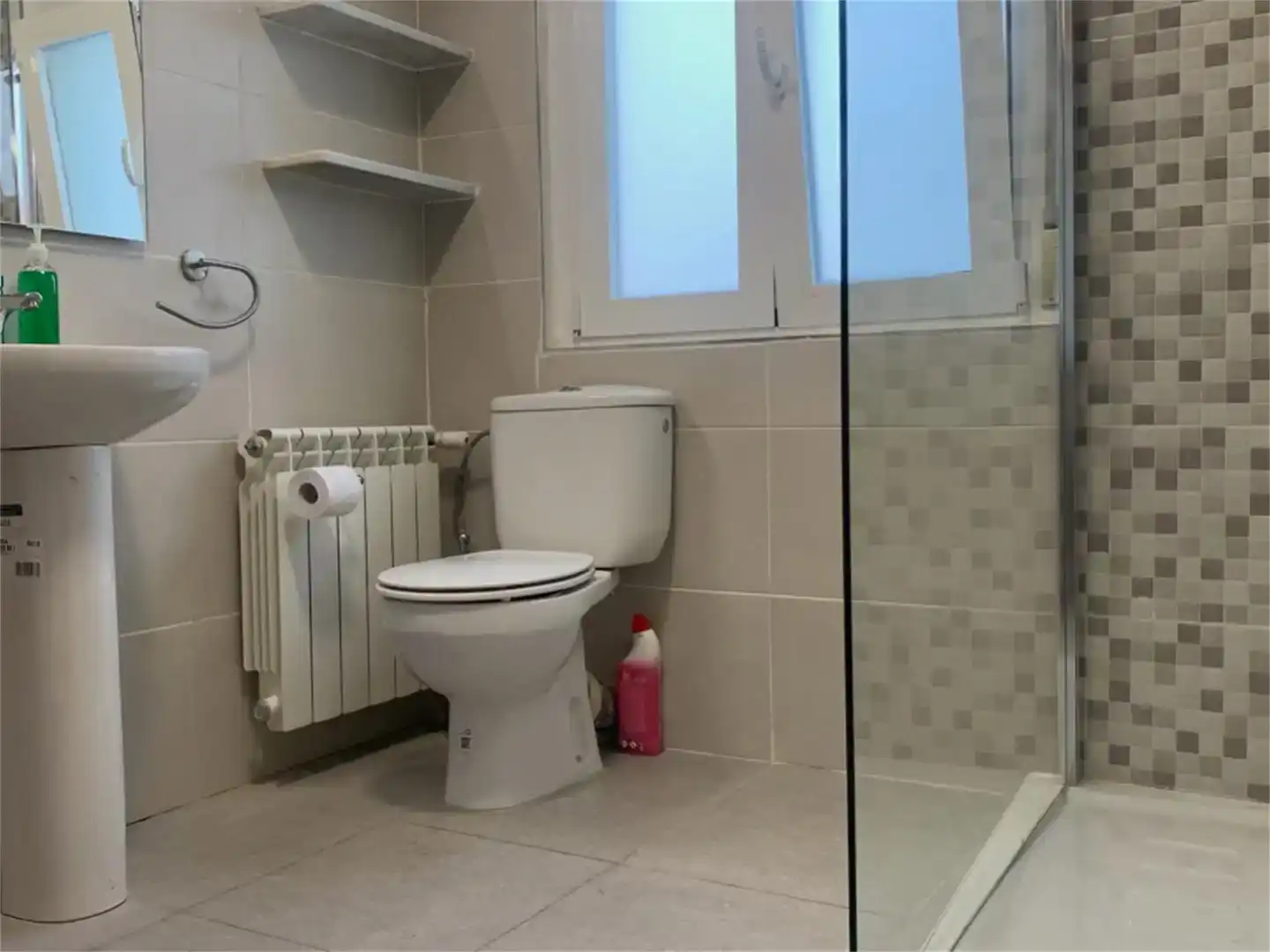 Badezimmer von Wohnung zur Miete in León Capital  mit Balkon