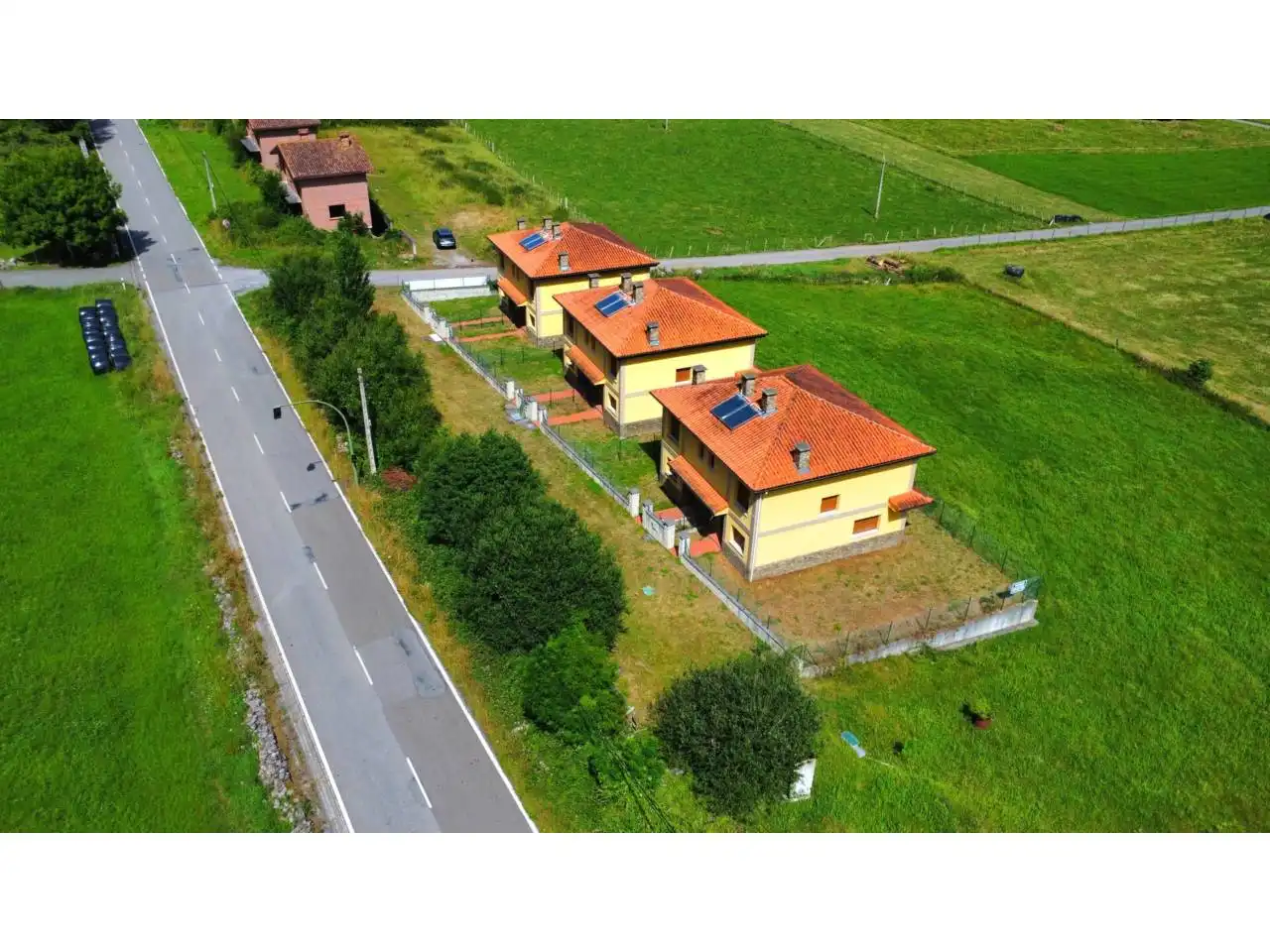 Vista exterior de Casa adosada en venta en Ruesga con Calefacción y Jardín privado