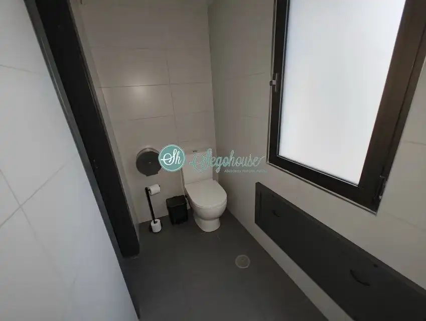 Bany de Oficina de lloguer en Segovia amb Aire condicionat i Calefacció