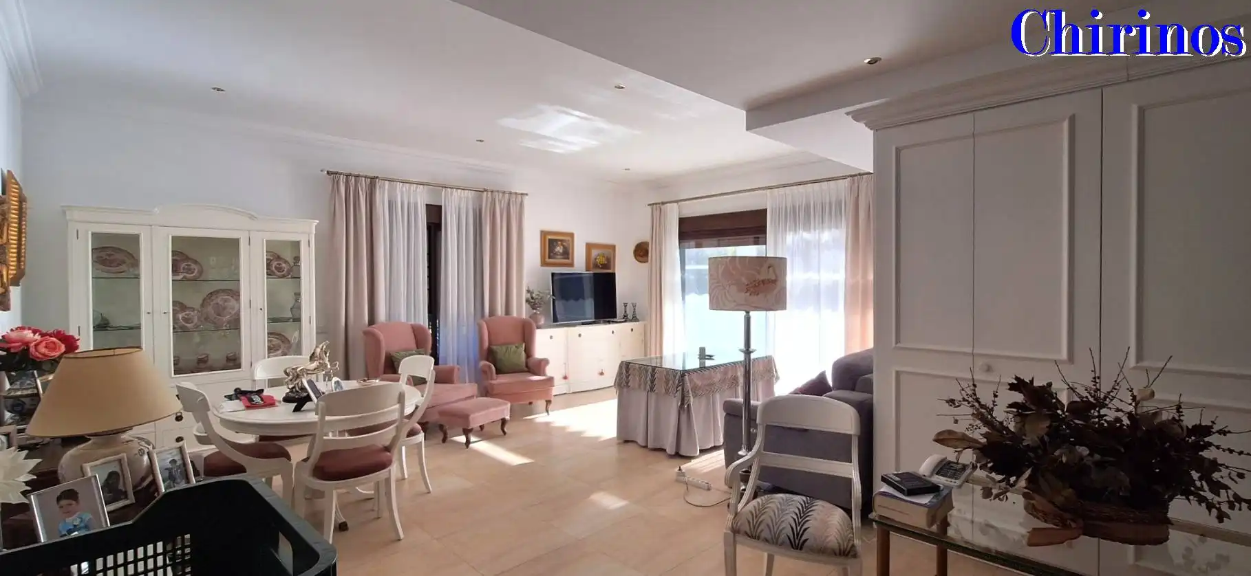 Sala d'estar de Casa o xalet en venda en Córdoba amb Aire condicionat, Calefacció i Jardí privat