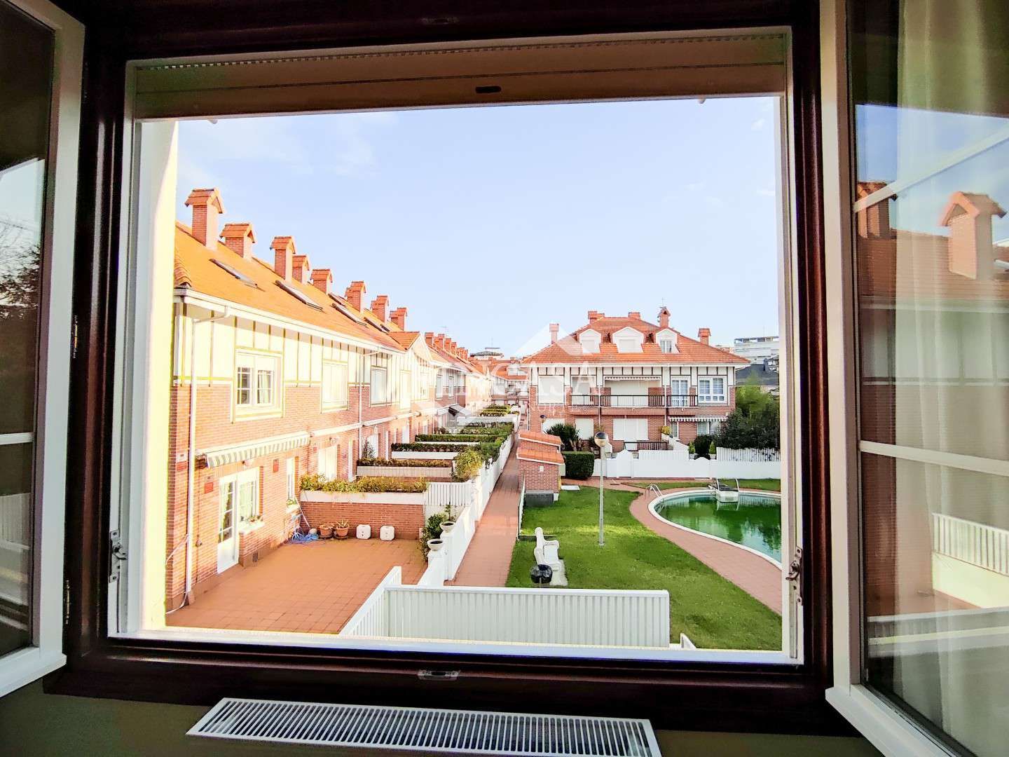 Vista exterior de Casa adosada en venda en Laredo amb Calefacció, Jardí privat i Parquet