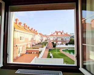 Vista exterior de Casa adosada en venda en Laredo amb Calefacció, Jardí privat i Parquet