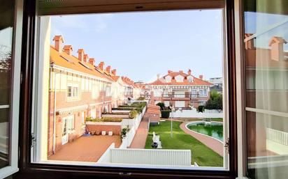 Vista exterior de Casa adosada en venda en Laredo amb Calefacció, Jardí privat i Parquet