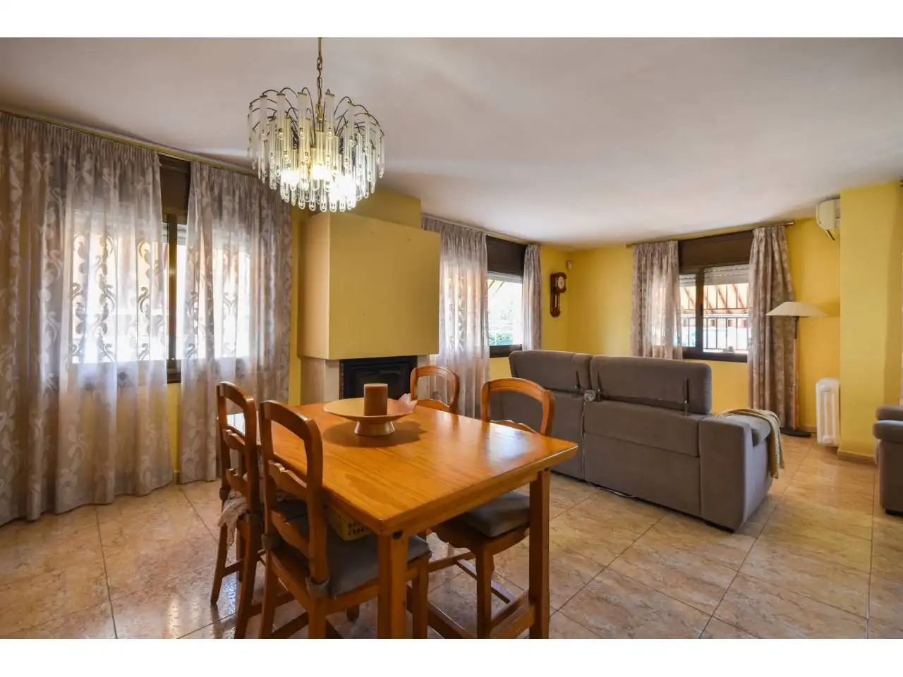 Comedor de Casa o chalet en venta en Santa Perpètua de Mogoda con Aire acondicionado, Calefacción y Jardín privado