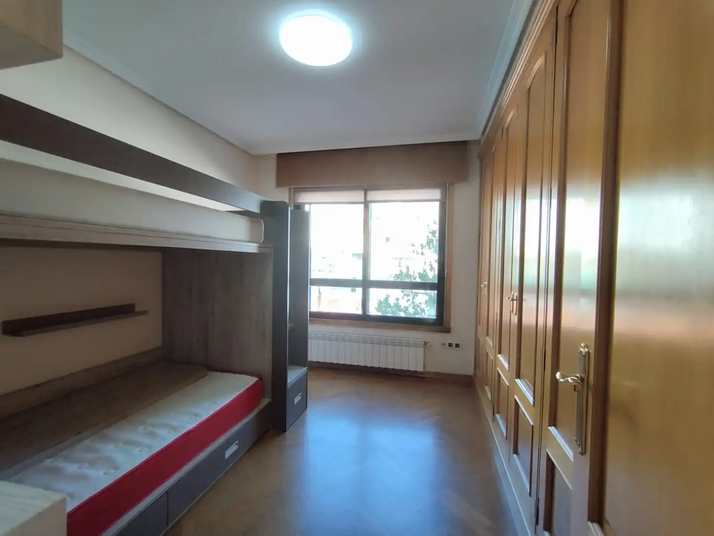 Dormitori de Pis de lloguer en Culleredo amb Calefacció, Parquet i Moblat