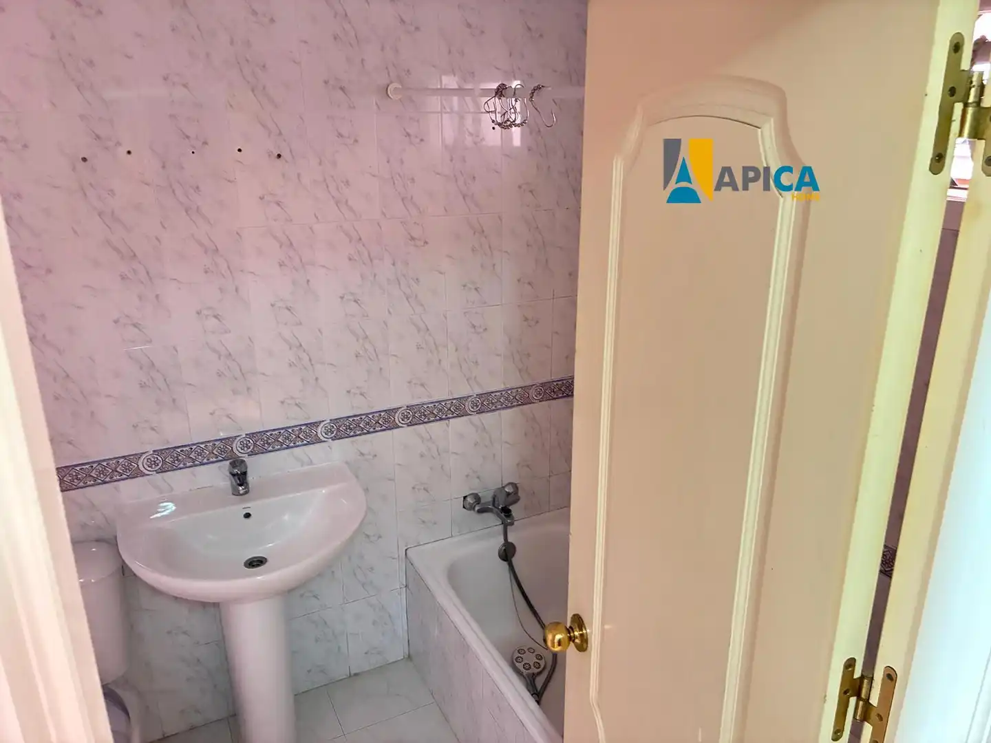 Bany de Pis en venda en Algeciras amb Aire condicionat, Piscina i Piscina comunitària