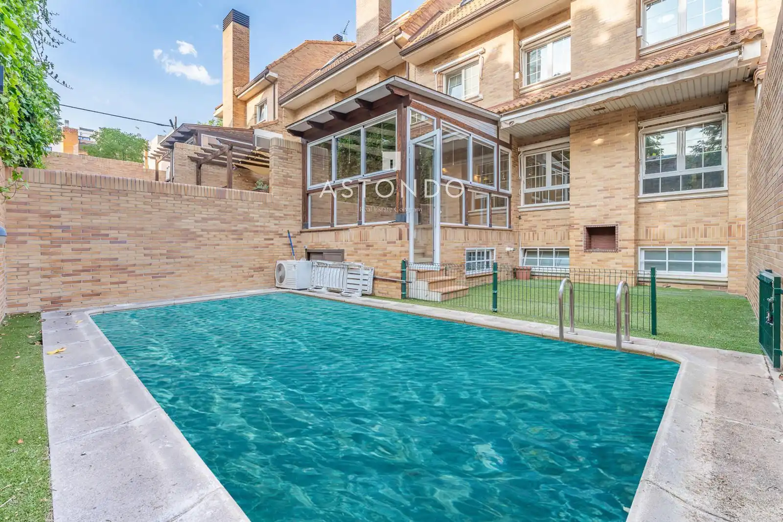 Piscina de Casa adosada en venta en Madrid con Aire acondicionado, Calefacción y Terraza